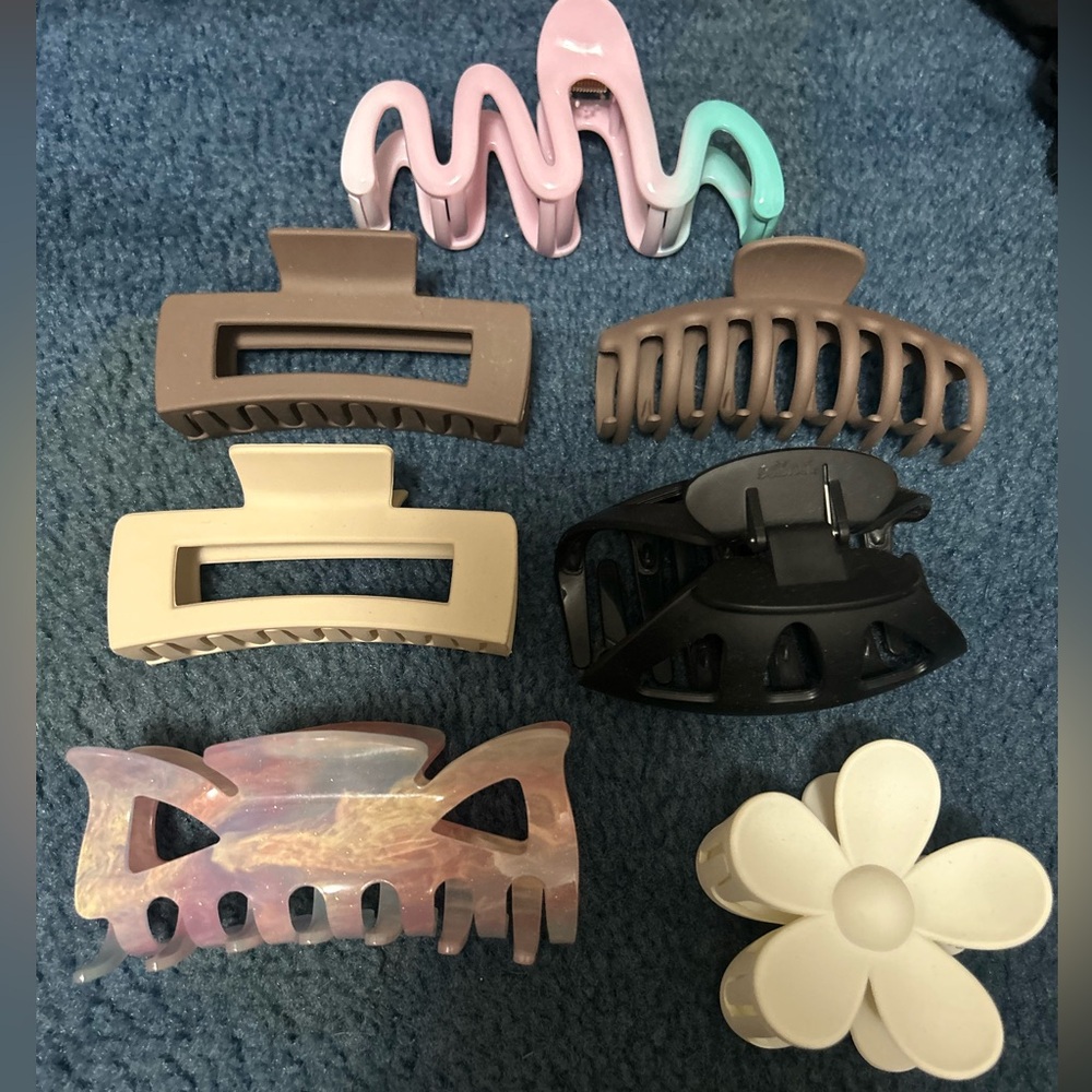 Hair clip lot: some used but all in great shape I’m decluttering